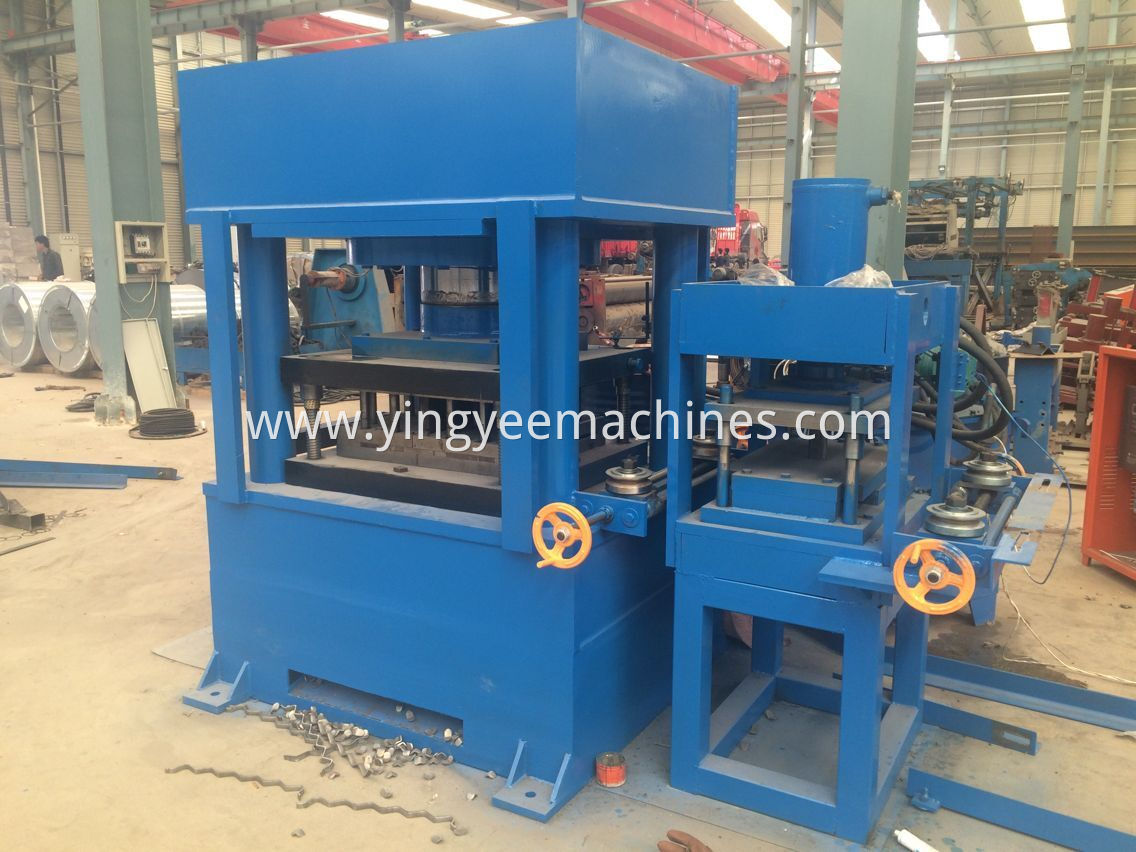 Guardrail roll forming machine